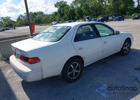 2000 Toyota Camry Le V6 z USA, uszkodzony, nr VIN 4T1BF22K6YU934911